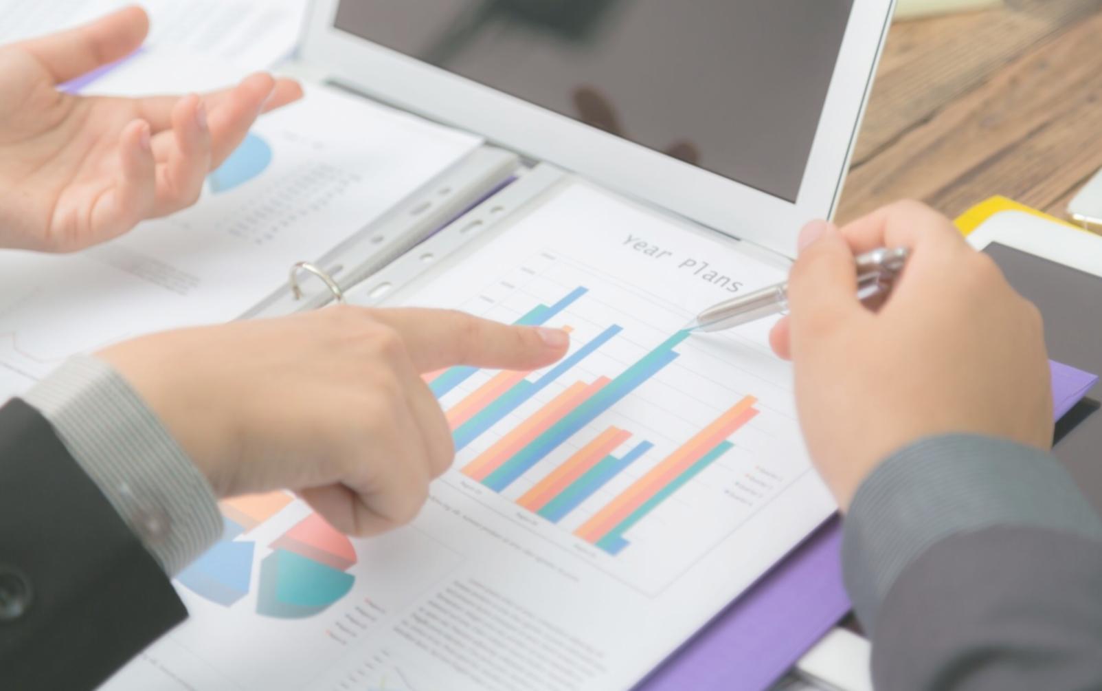 Équipe de conseillers en franchise travaillant sur un projet client